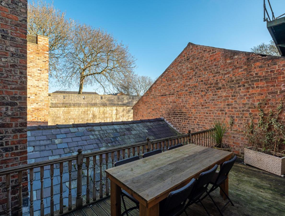 Roman Walls View York Exterior photo